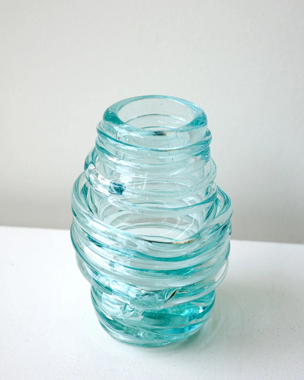 Completedworks Silo vase verre recyclé transparent bleu