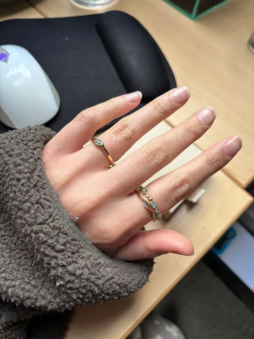 Astrid & Miyu Opal Pear Band bague or opale poire