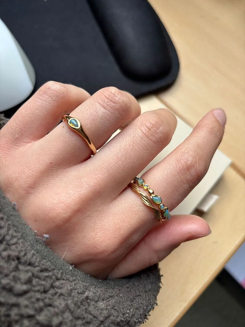 Astrid & Miyu Opal Pear Band bague or opale poire