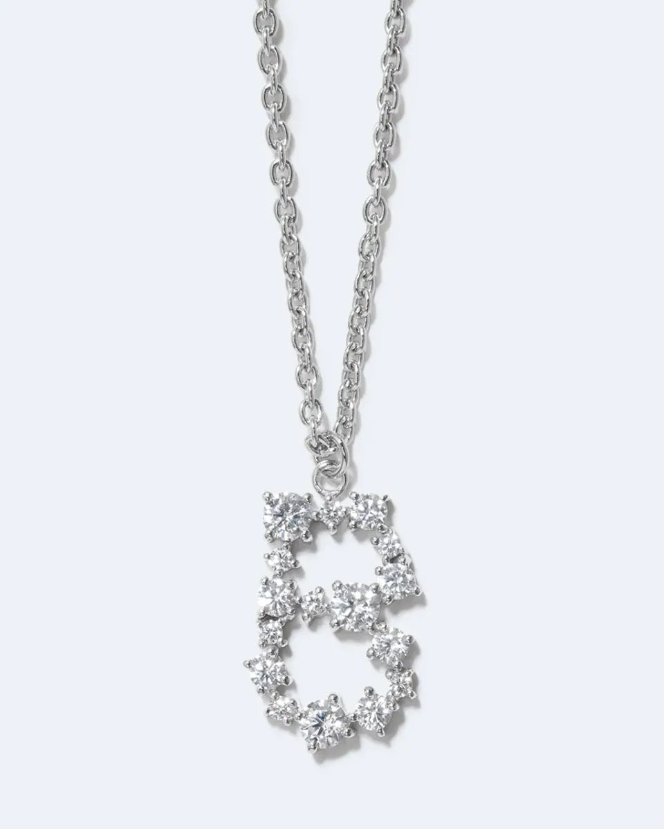 Completedworks Glitchy B collier pendentif lettre zircon