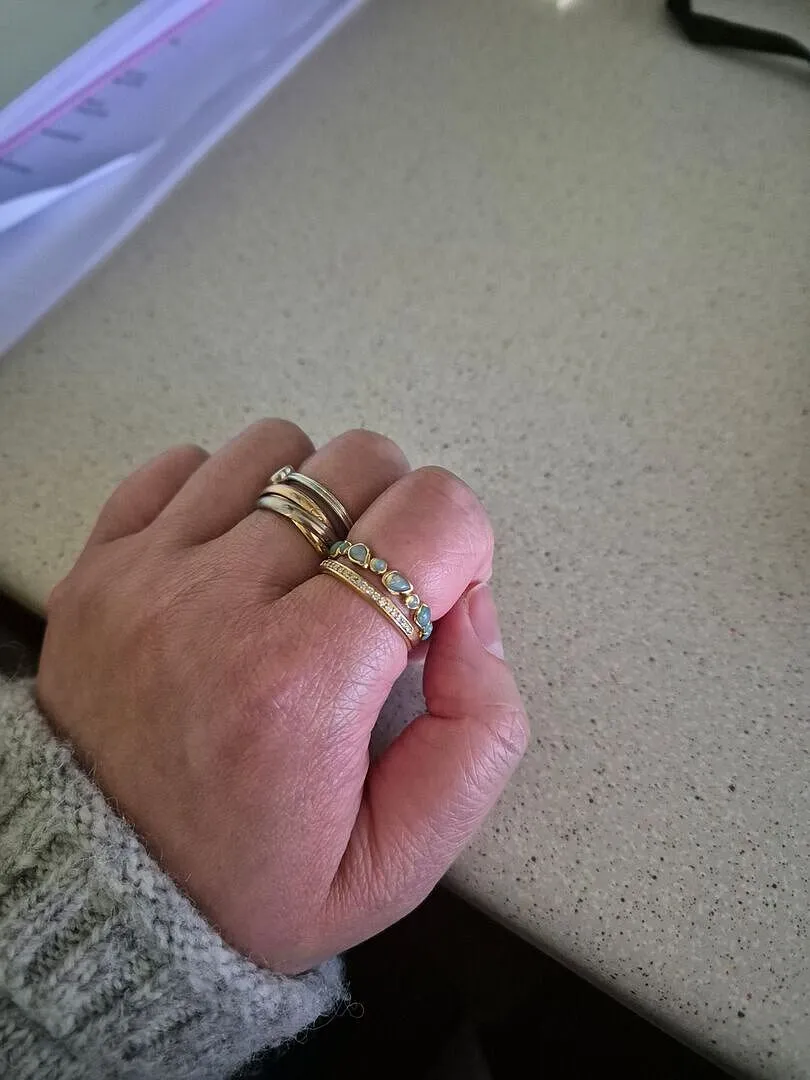 Astrid & Miyu Opal Pear Band bague or opale poire