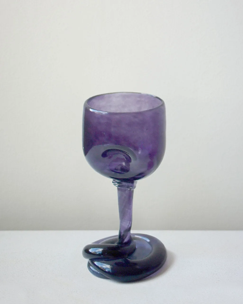 Completedworks Thaw verre à vin violet recyclé