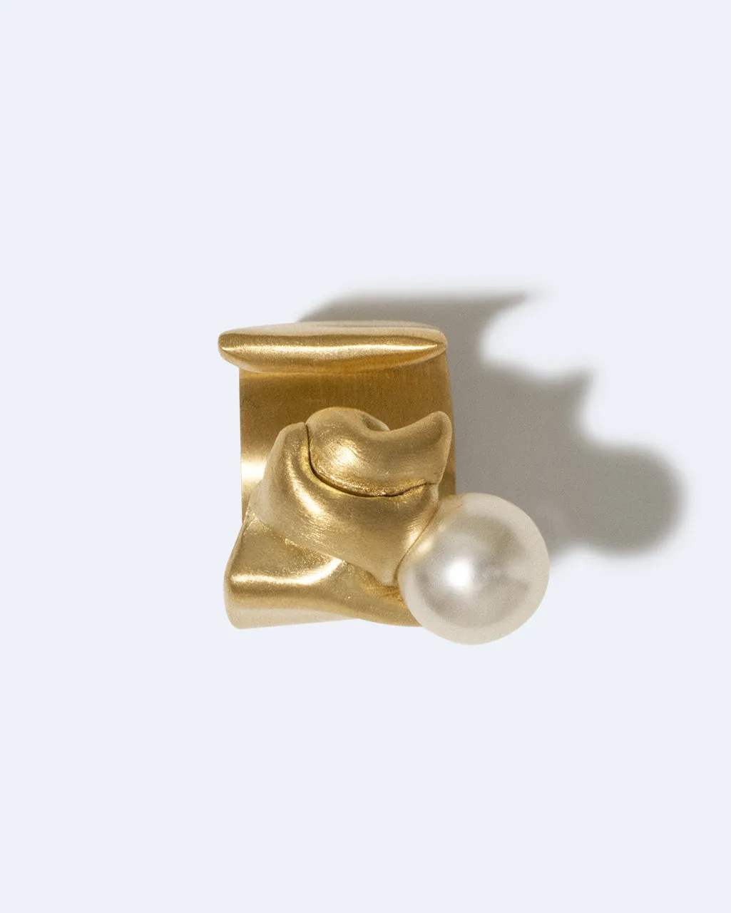 Completedworks Crumple bague perle vermeil taille L