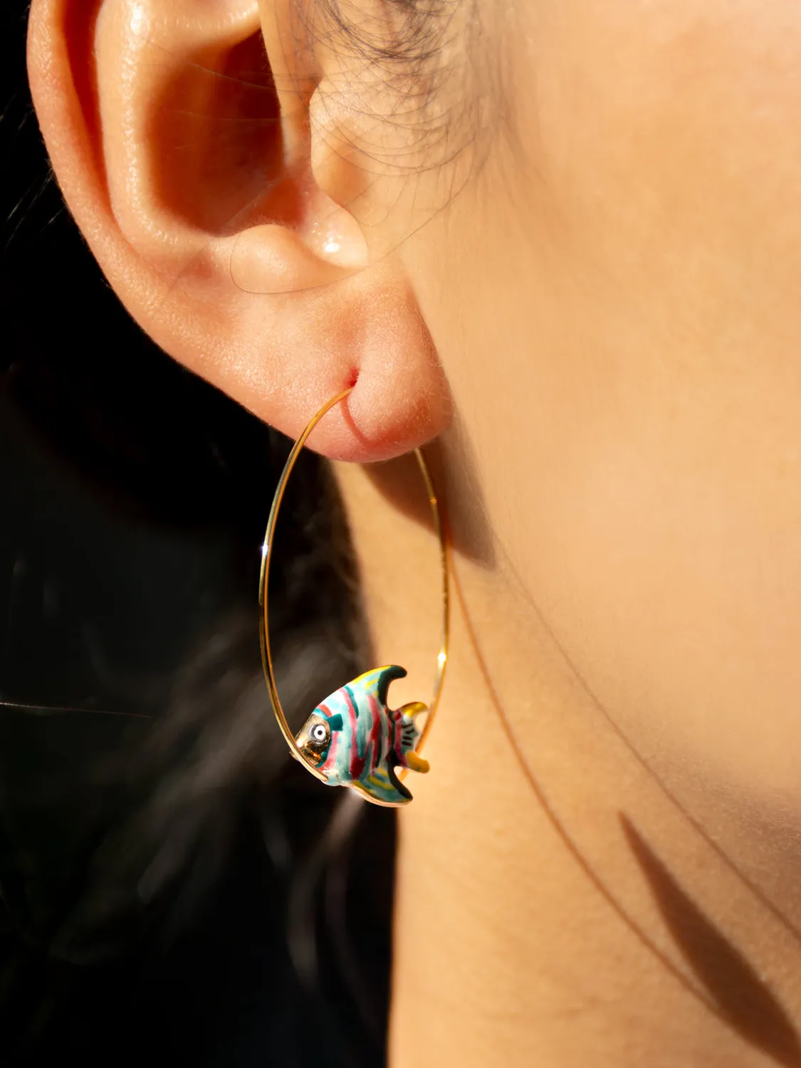 Nach Bijoux Aloha moyennes créoles poisson boucles arc-en-ciel