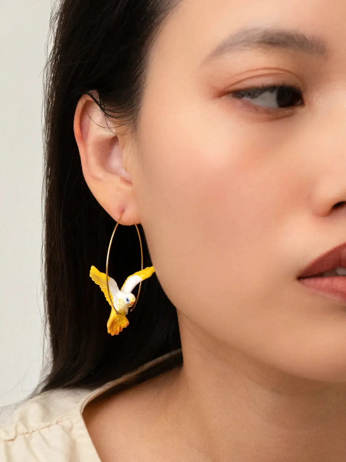 Nach Bijoux Perroquet ara jaune en vol grandes créoles porcelaine