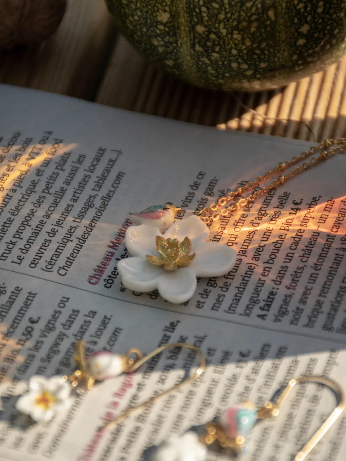 Nach Bijoux fleur de poirier et oiseau collier porcelaine