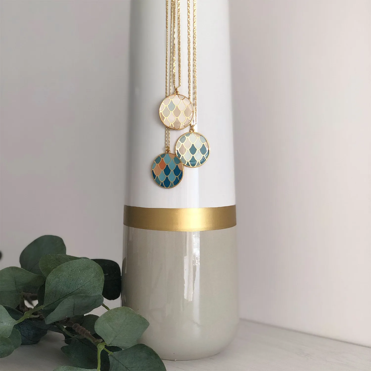 Nao de Paris Plumage sautoir doré médaille bleue 89 cm