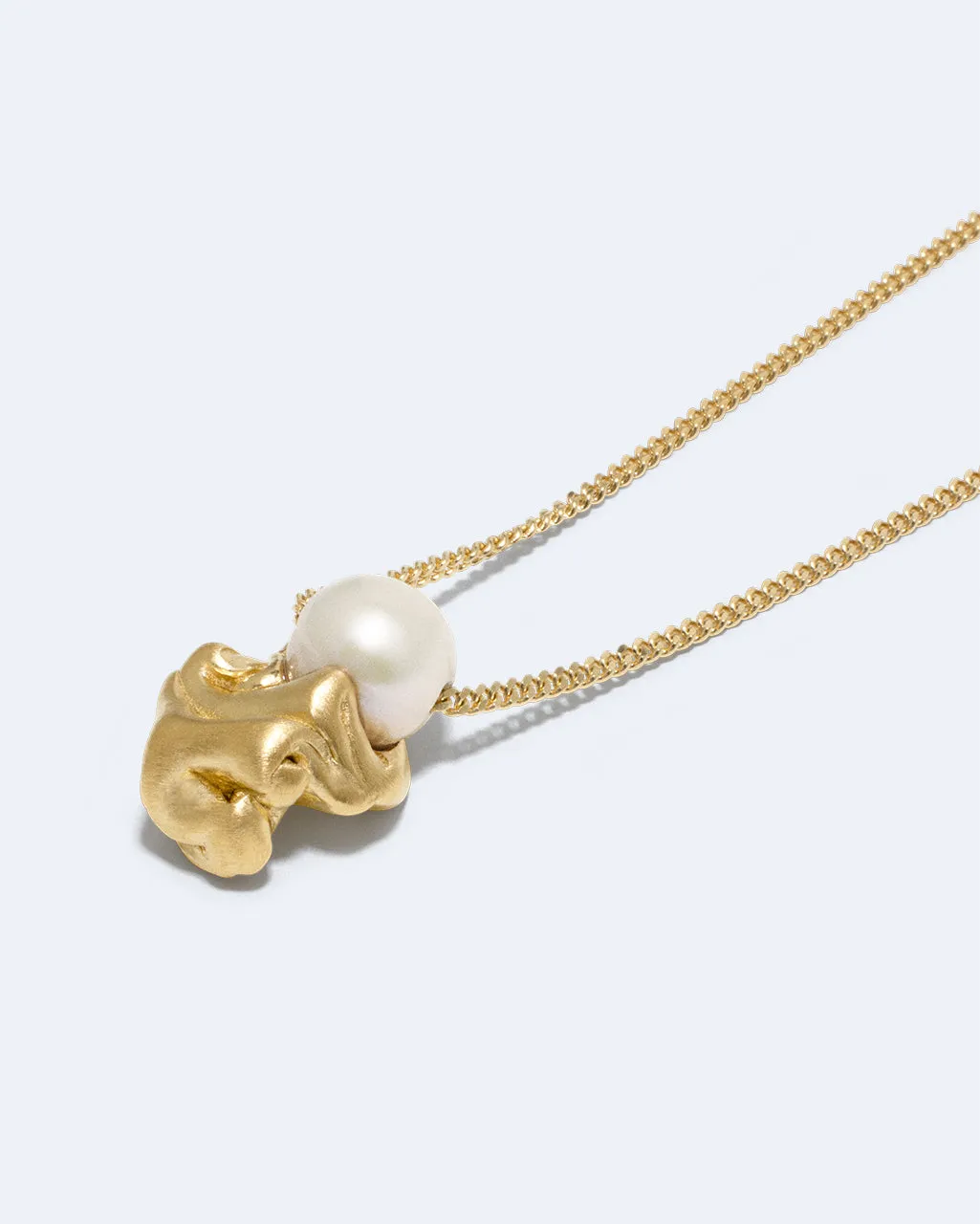 Completedworks Crumple Notsobig collier pendentif perle vermeil