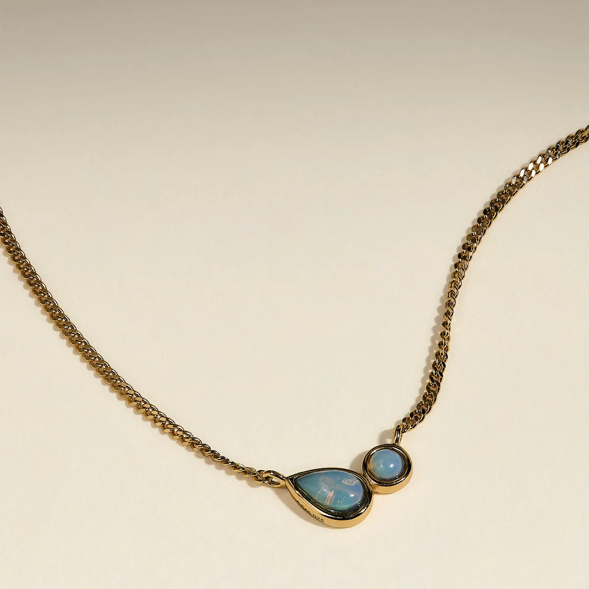 Astrid & Miyu Opal Bezel collier opale plaqué or