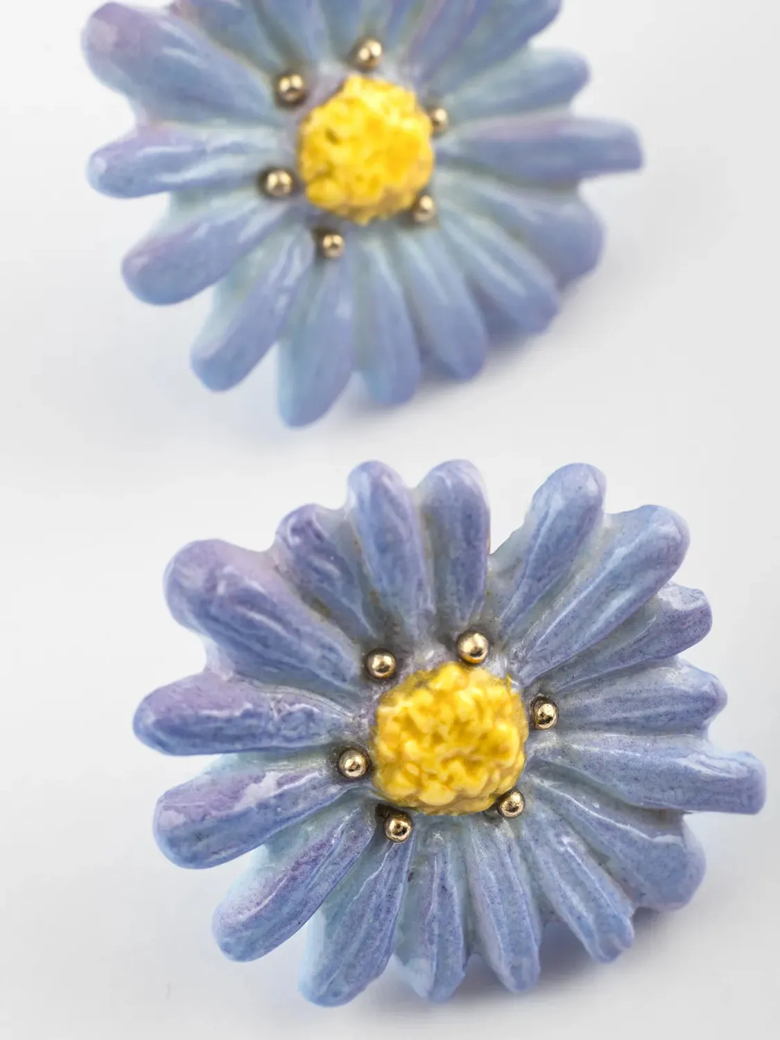 Nach Bijoux Anémone bleue boucles puces porcelaine 3 cm