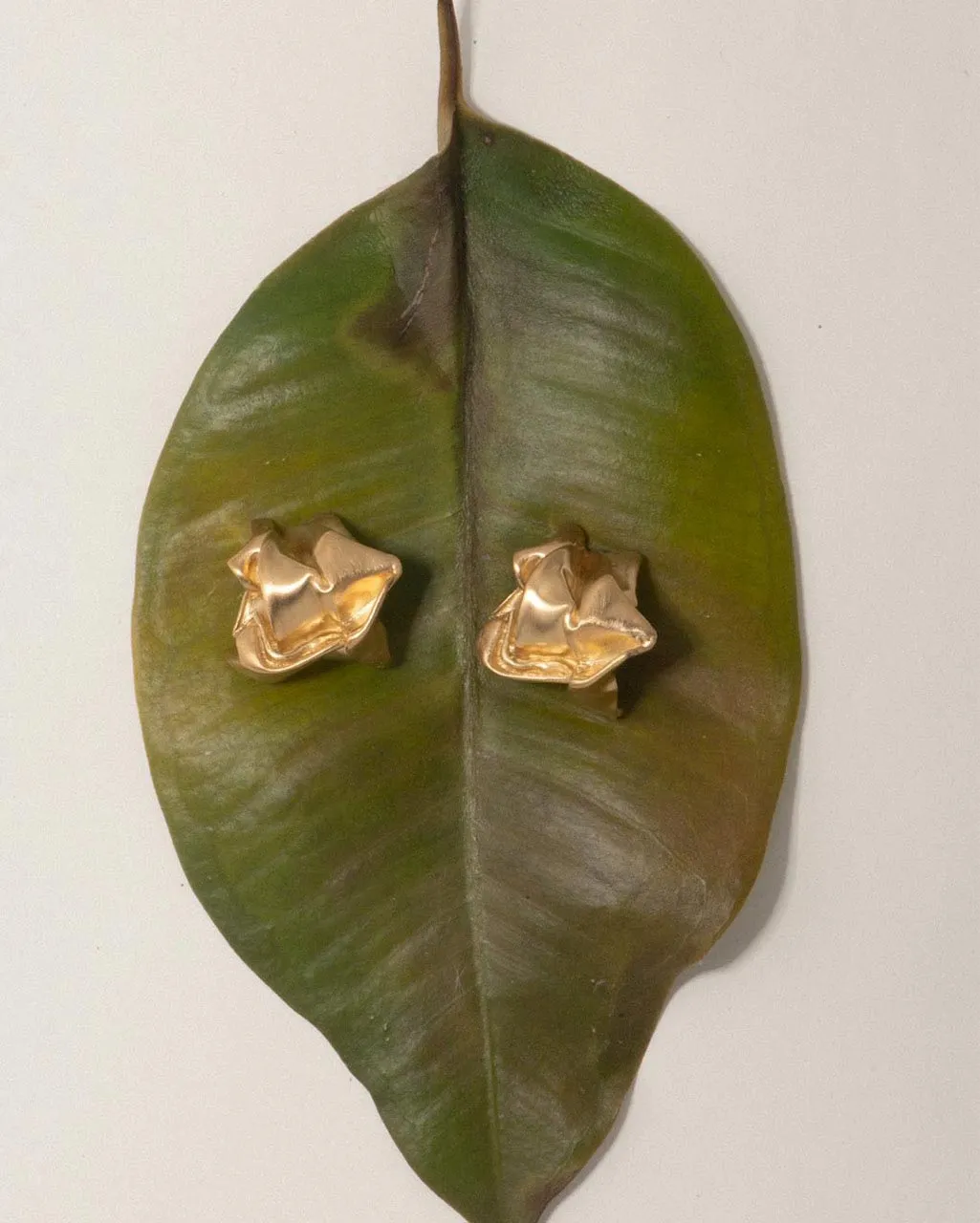 Completedworks Crunched boucles d'oreilles vermeil or jaune