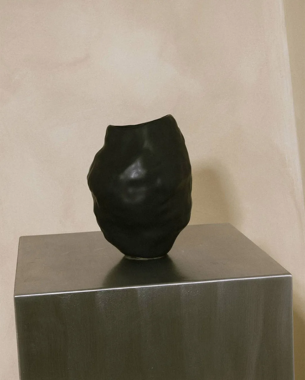 Completedworks Onyx Large vase noir céramique mate