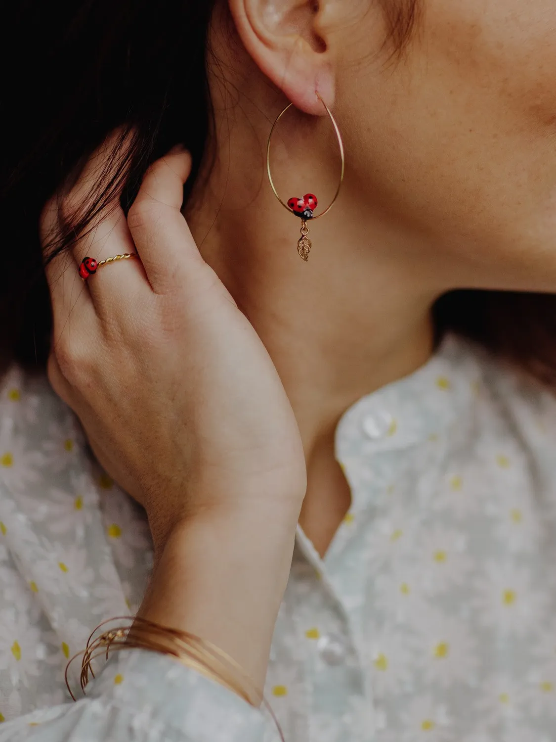 Nach Bijoux feuille coccinelle grandes créoles porcelaine rouge