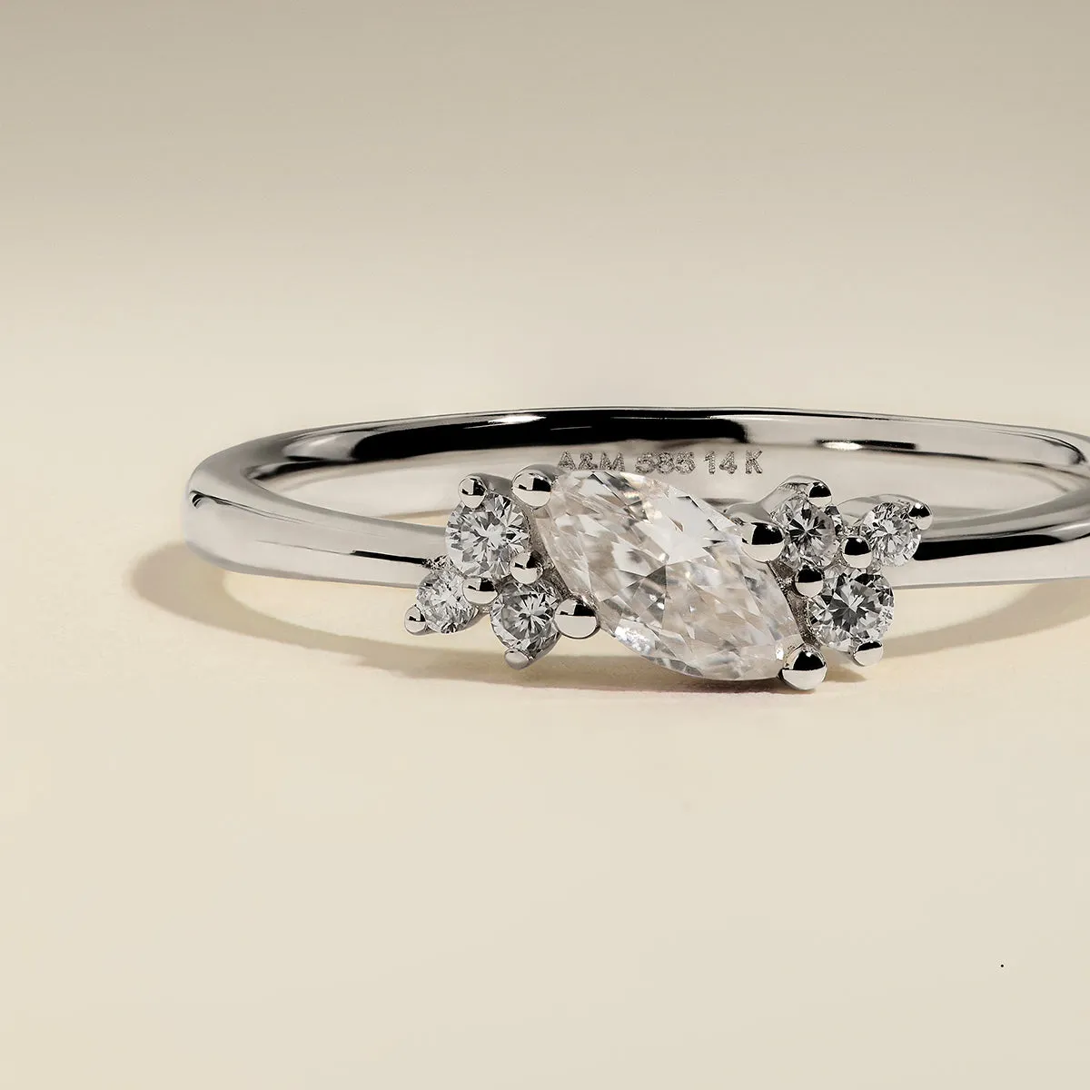 Astrid & Miyu Milestone April Diamond bague or blanc diamant