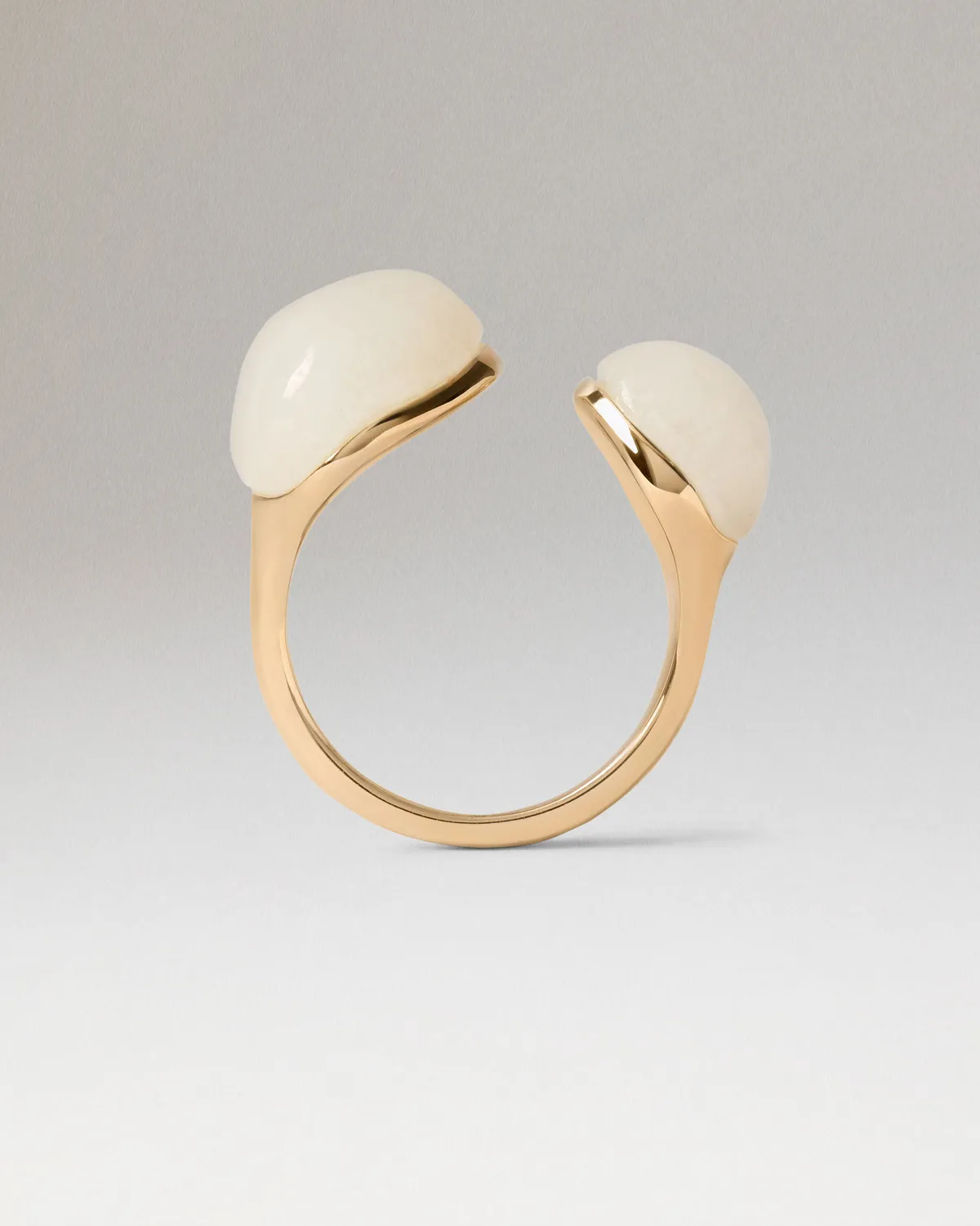 PDPAOLA Milky Quartz Gravity bague quartz laiteux dorée