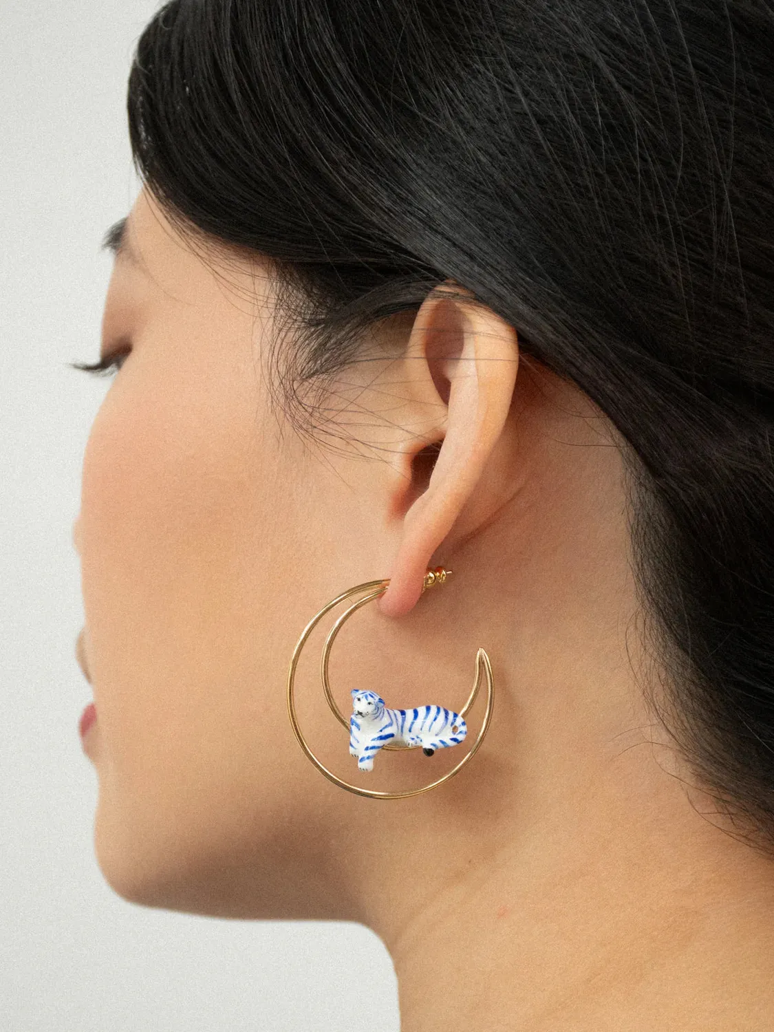 Nach Bijoux lune tigre bleu créoles porcelaine dorées