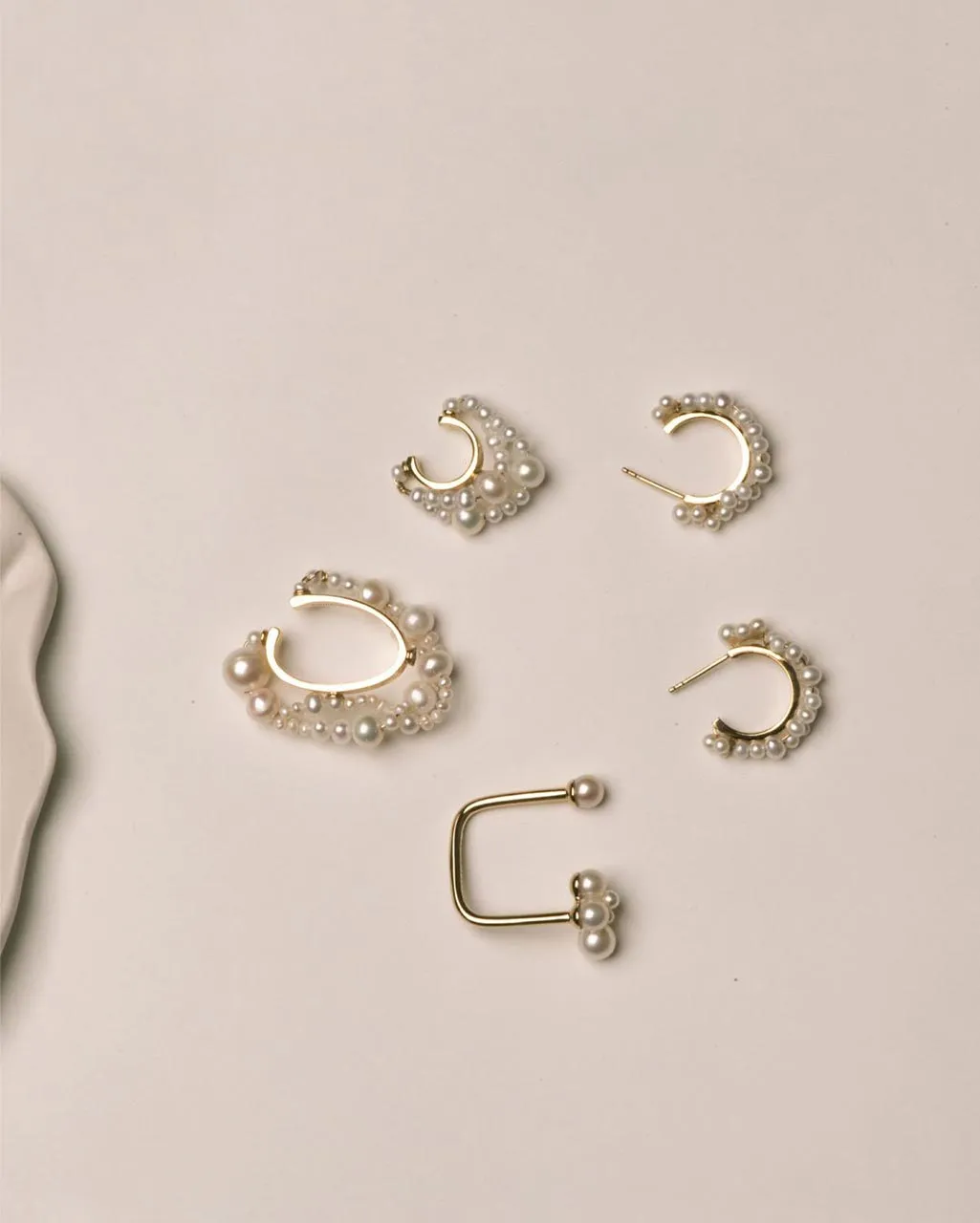 Completedworks Nimbus ear cuff perle vermeil or