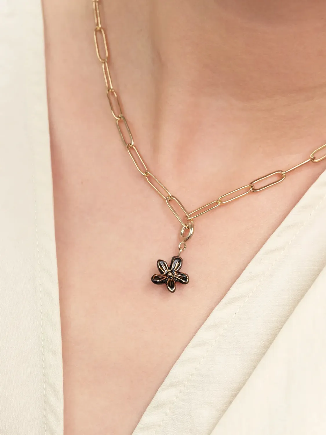 Nach Bijoux Charm fleur d'Erine noire porcelaine dorée
