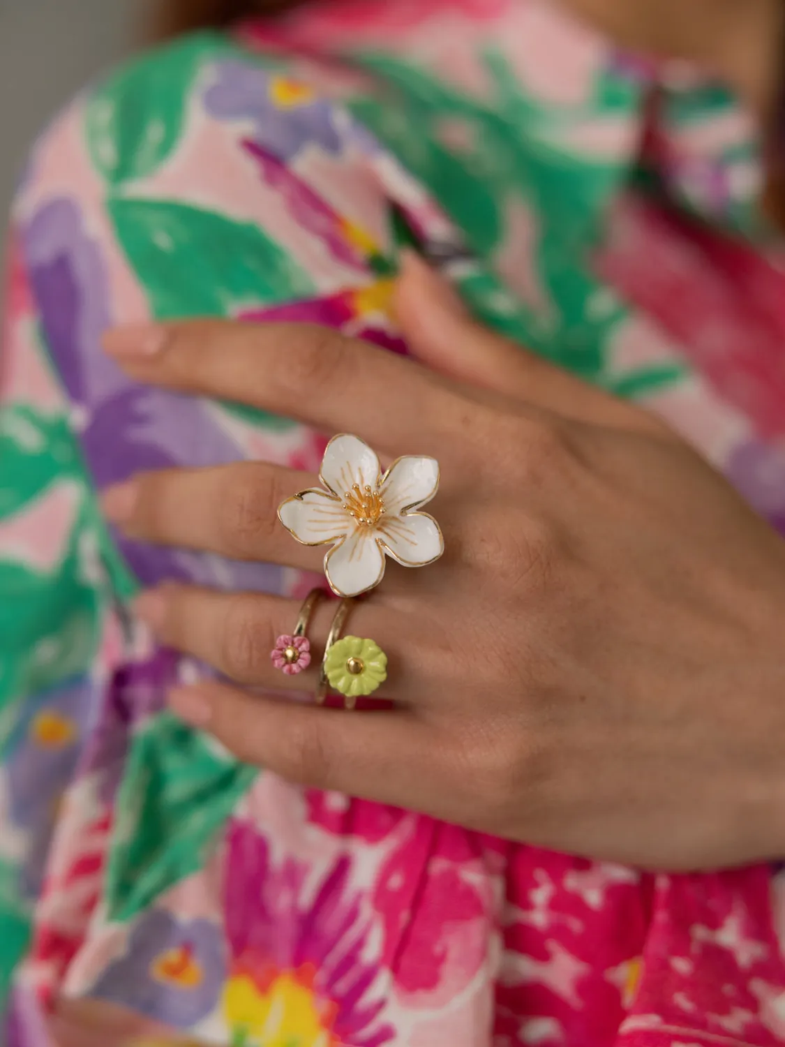 Nach Bijoux fleur blanche bague ajustable porcelaine dorée
