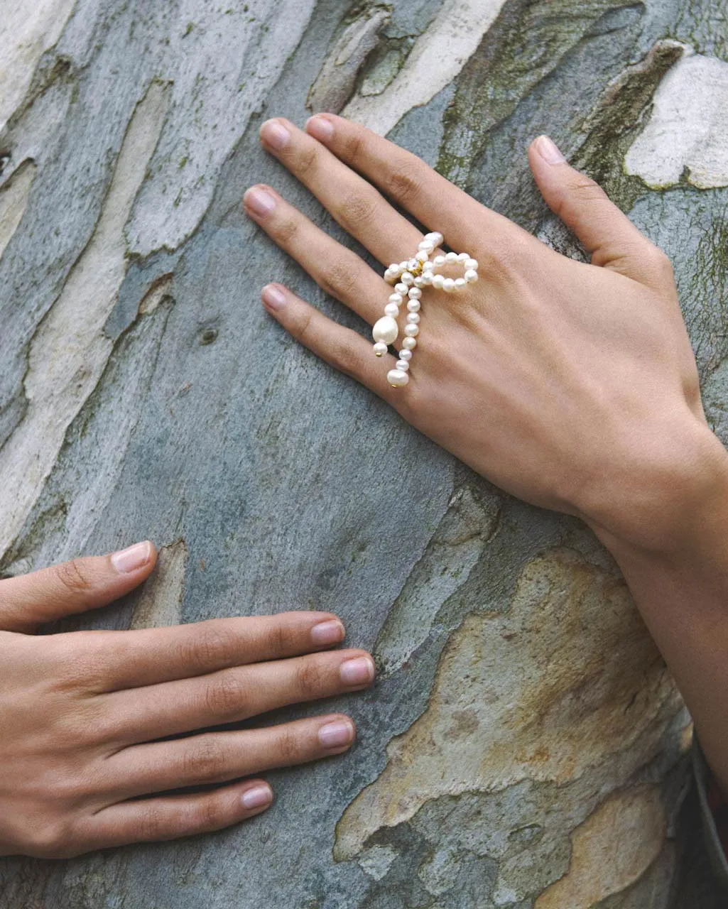 Completedworks The Tender Grip bague perle zircone dorée