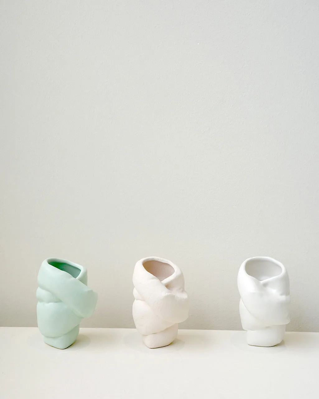 Completedworks Well Wrapped petit vase céramique blanc mat