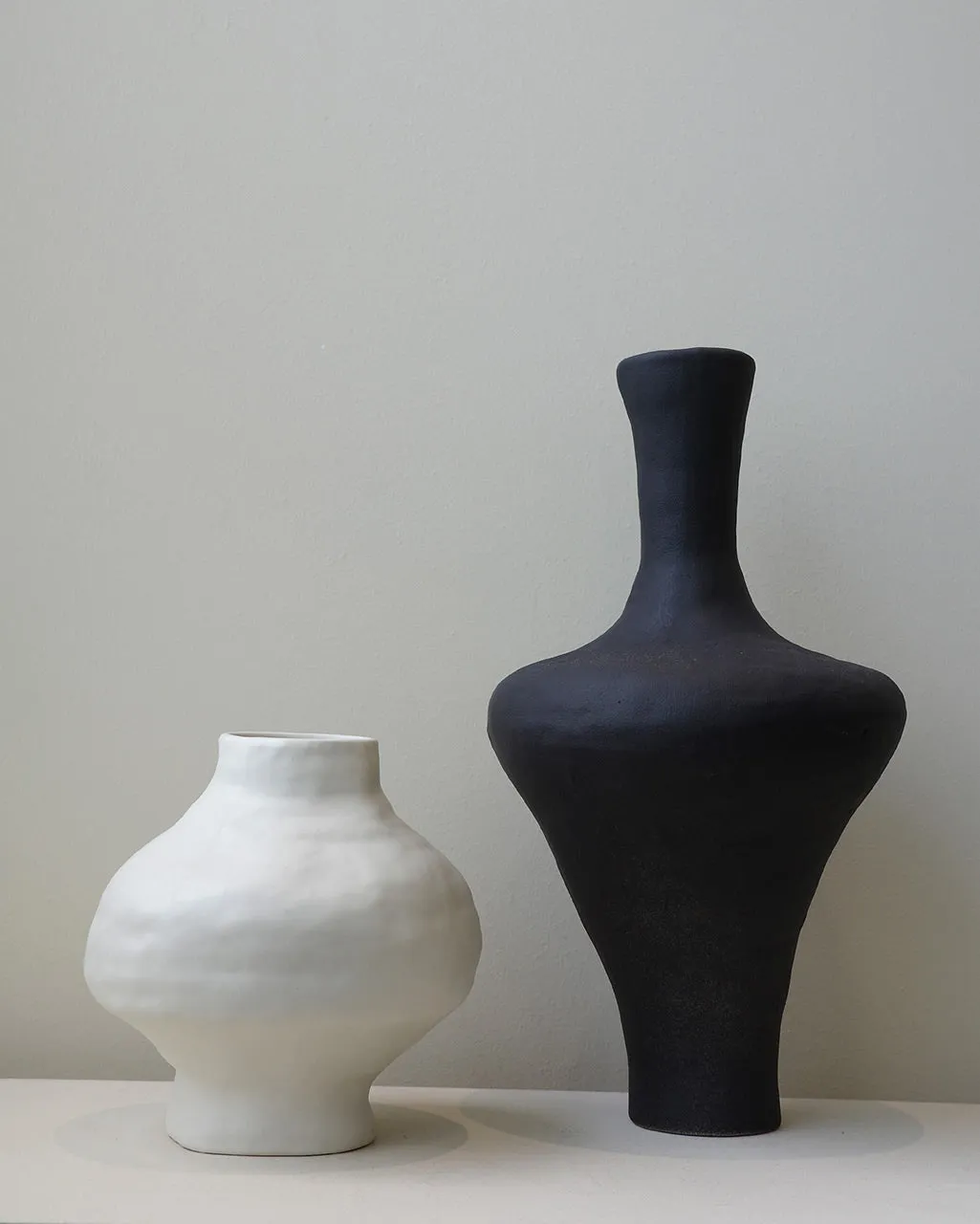 Completedworks Obsidian vase géant céramique noir mat