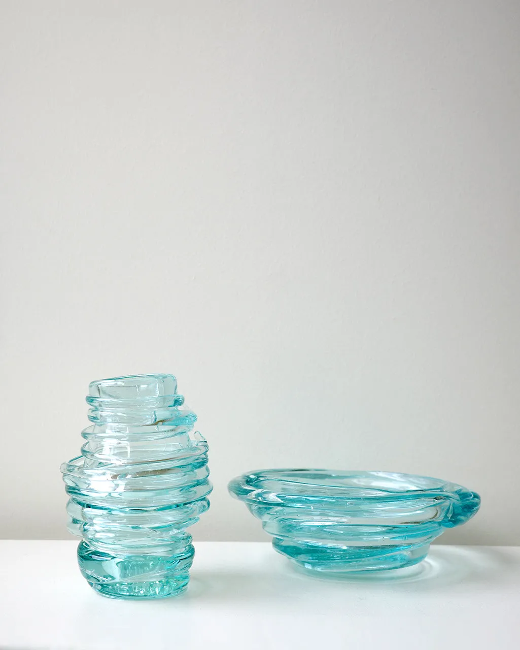 Completedworks Silo vase verre recyclé transparent bleu