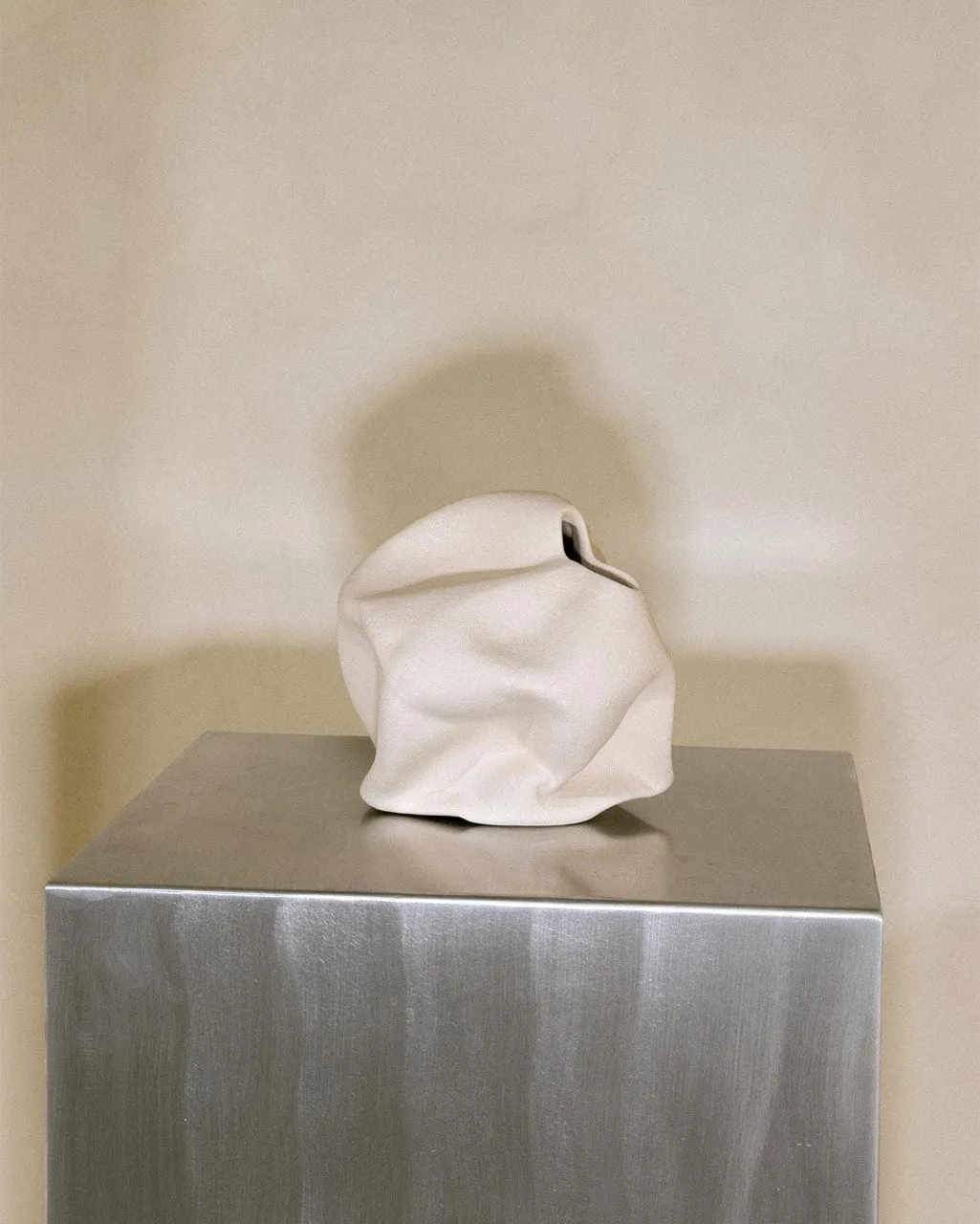 Completedworks Goliath grand vase céramique beige texturé