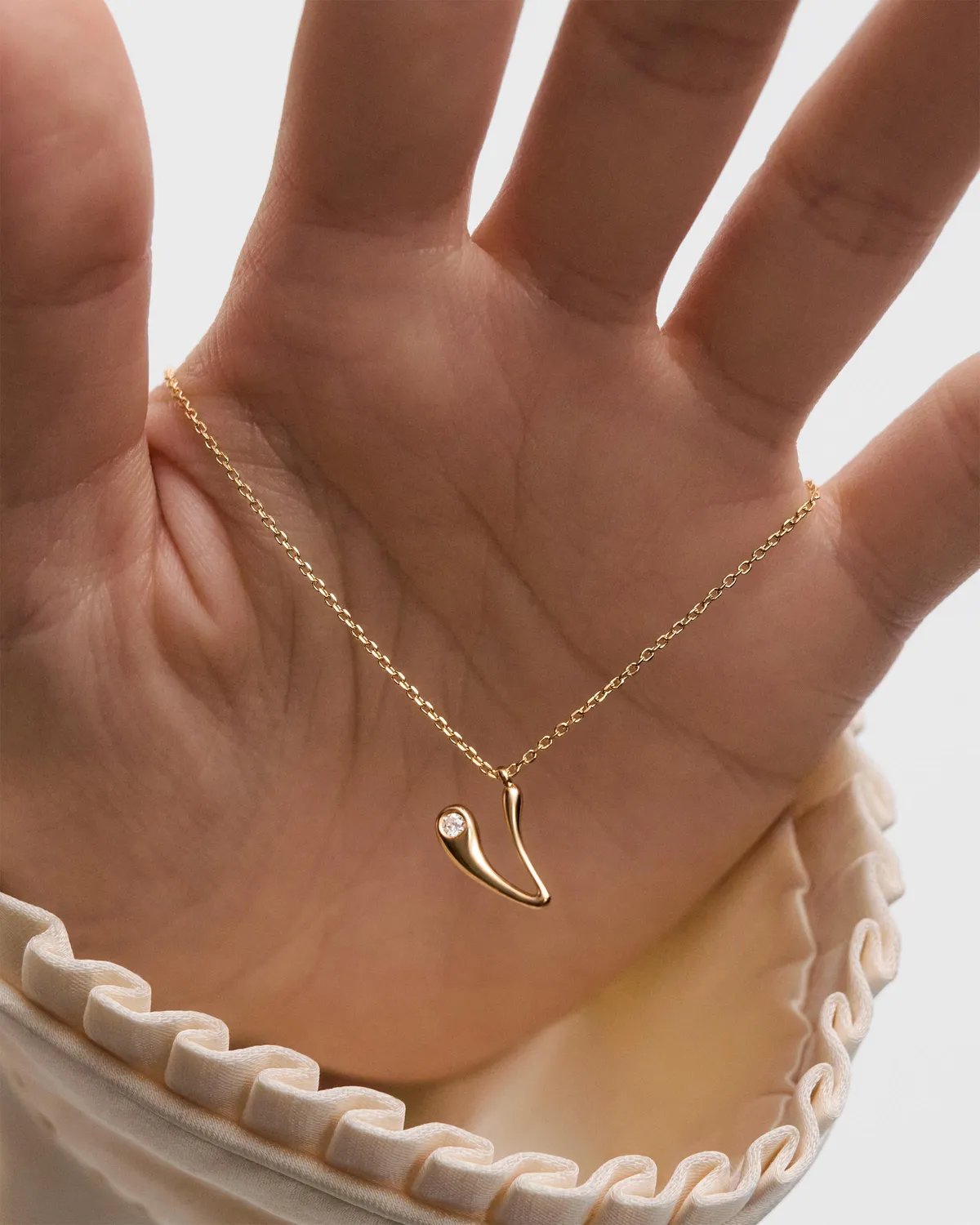 PDPAOLA Initial V collier pendentif lettre plaqué or