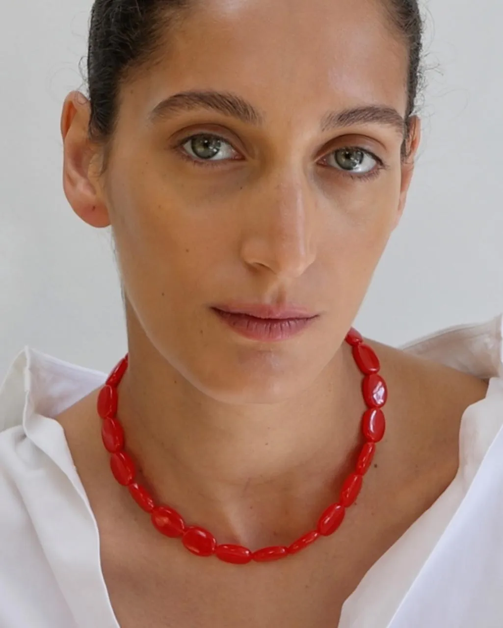Completedworks Dazed by Suburbia collier résine rouge