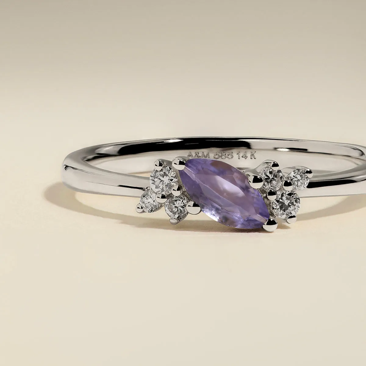Astrid & Miyu Tanzanite December bague or blanc tanzanite