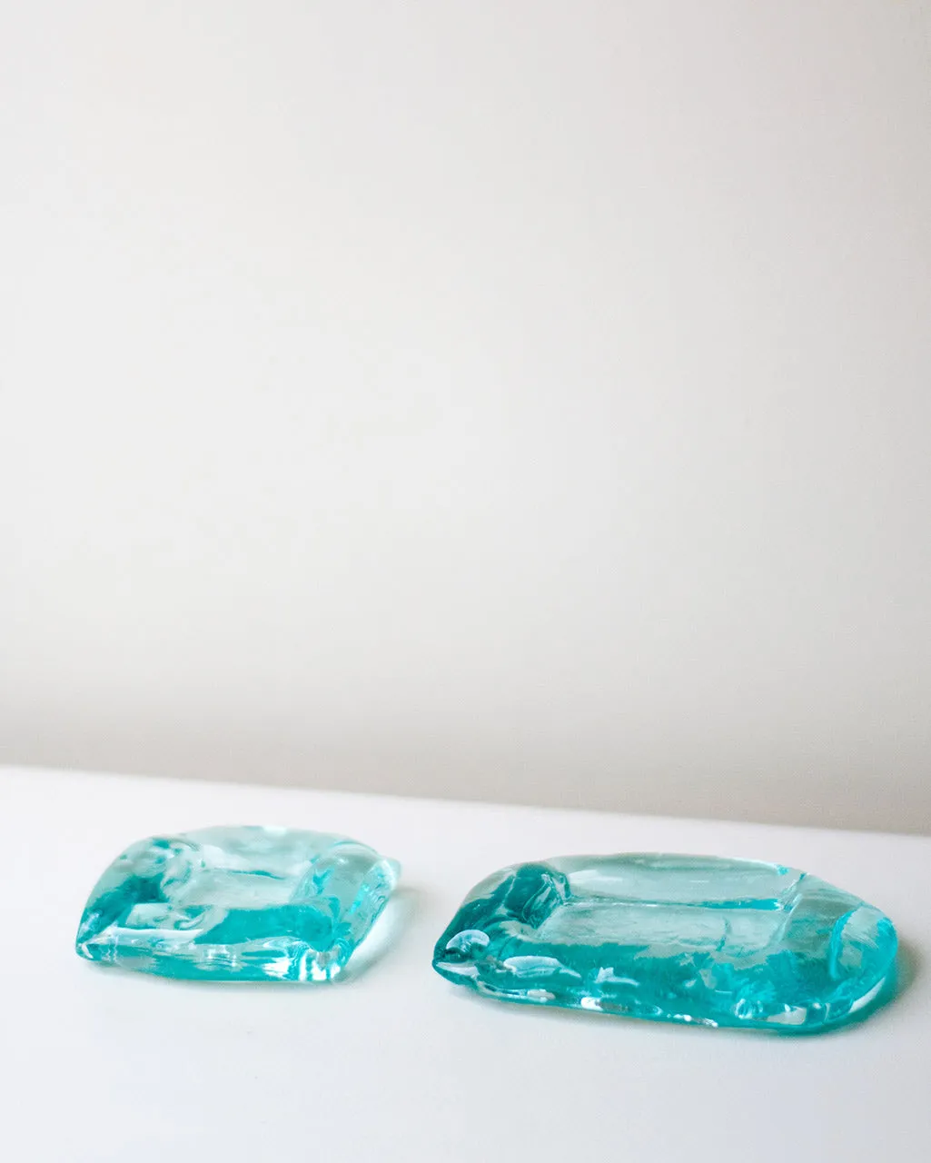 Completedworks Exhale cendrier coussin verre recyclé bleu