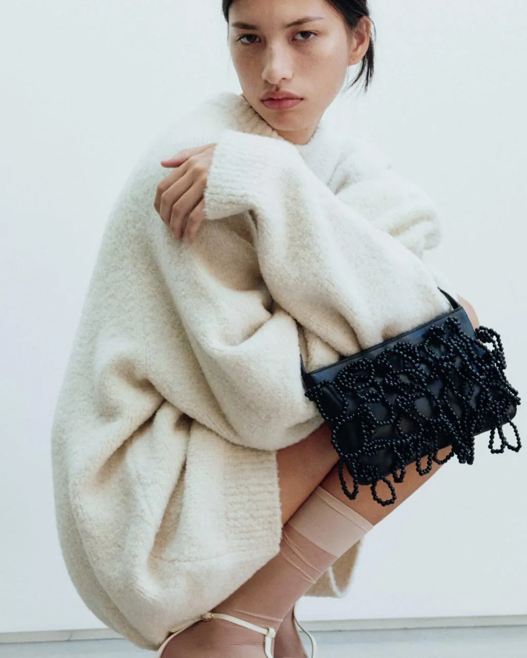 Completedworks The Pearly Pearl sac cuir noir perles