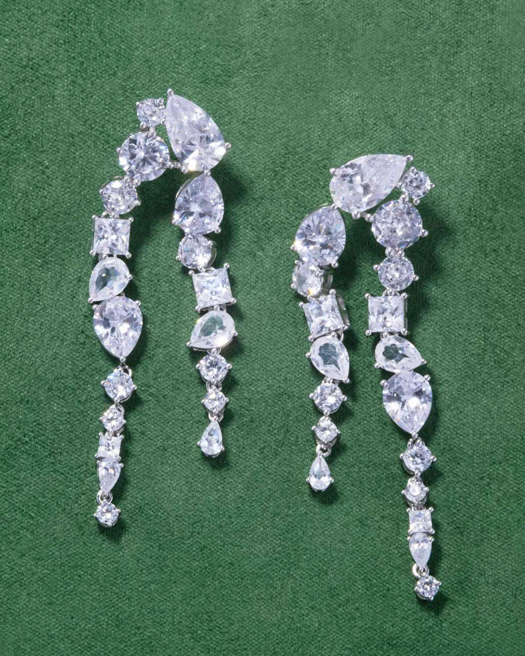 Completedworks Corus boucles argent zirconia mi-longues