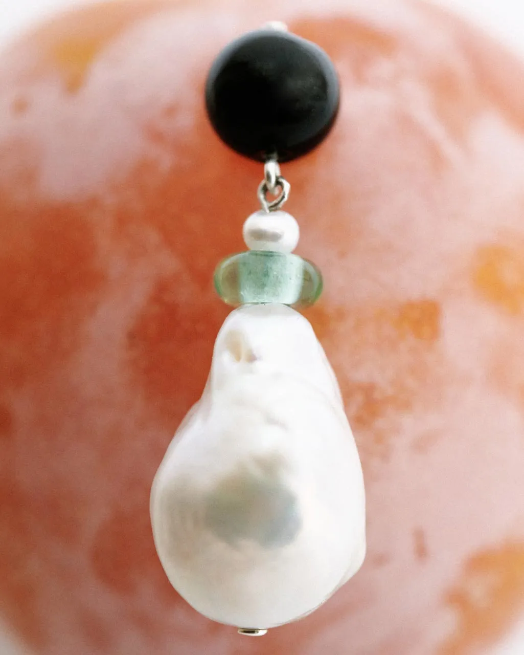 Completedworks Peat boucles d'oreilles perle onyx dépareillées
