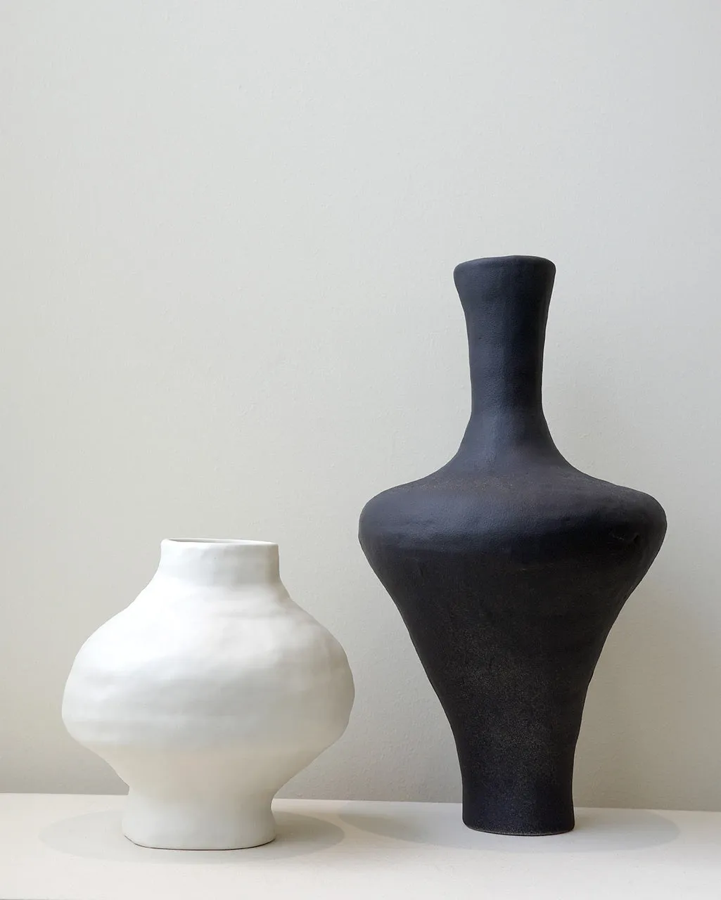Completedworks Alphabet Forgotten Tongue vase céramique blanc