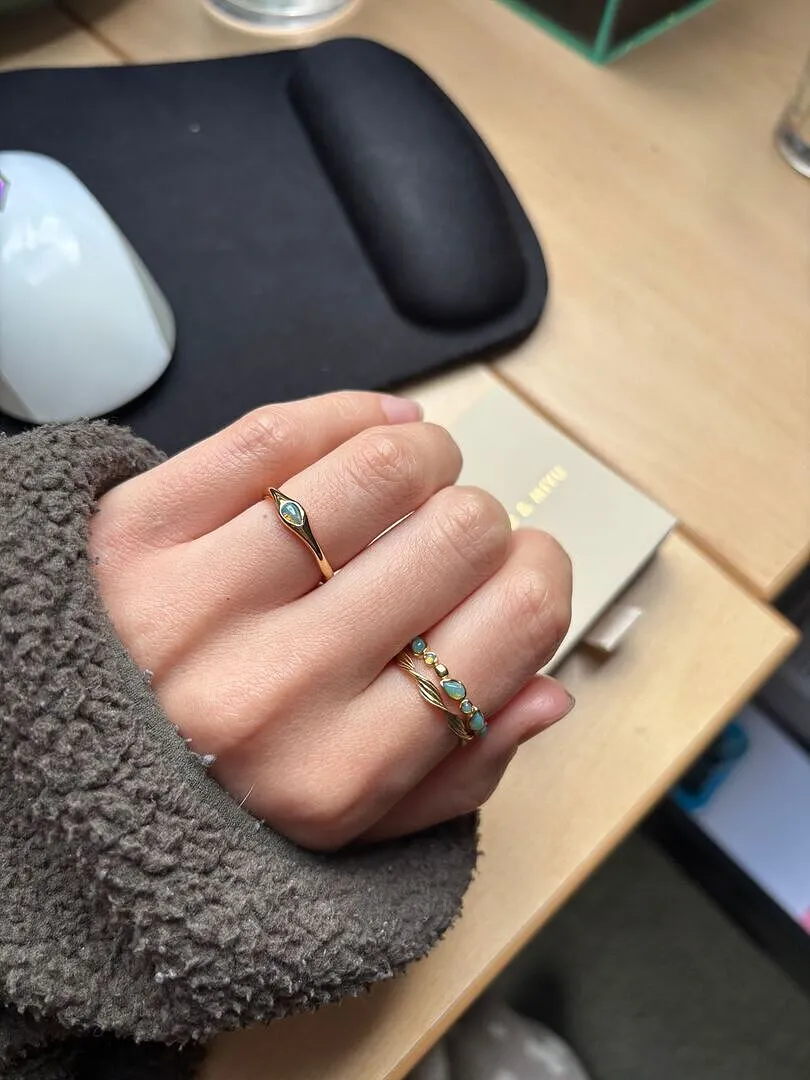 Astrid & Miyu Opal Pear Band bague or opale poire