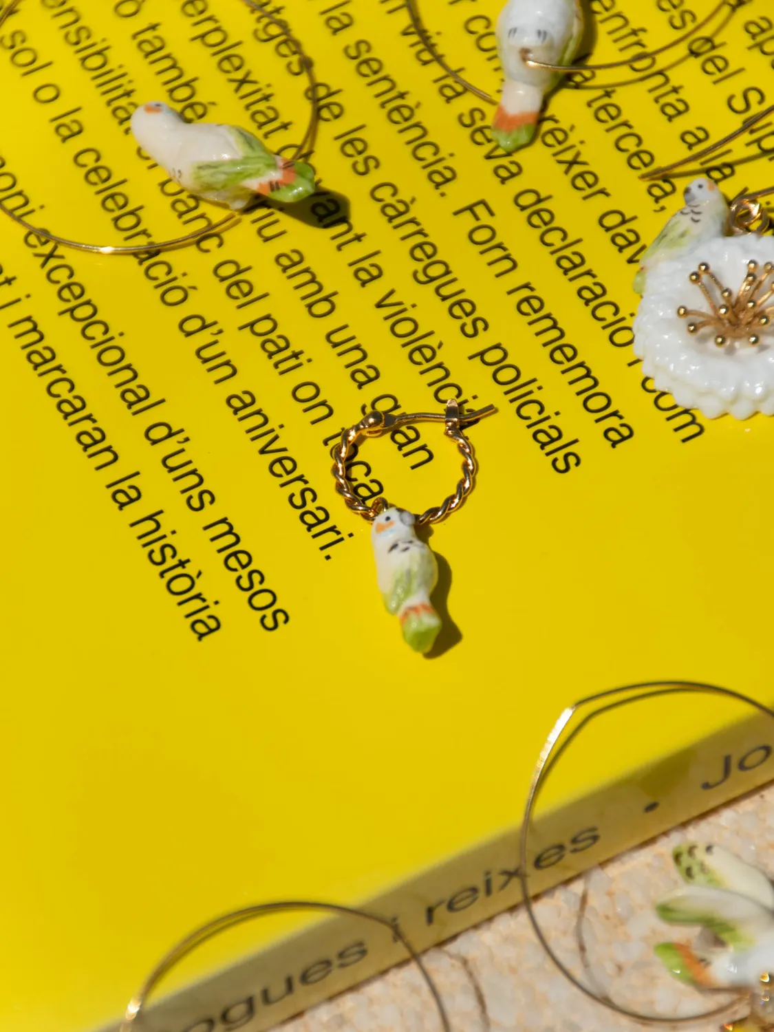 Nach Bijoux Perruche Blanche mini créole porcelaine