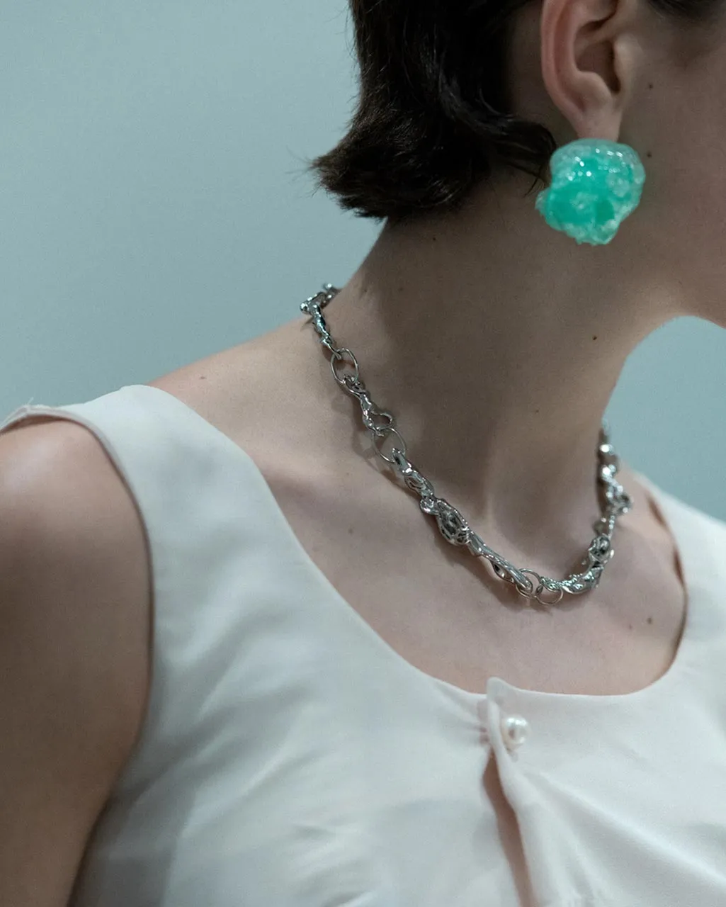 Completedworks Treacle collier ras de cou laiton rhodié