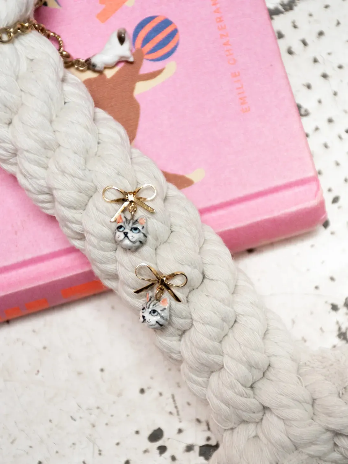 Nach Bijoux Chien et chat tabby boucles pendantes nœud