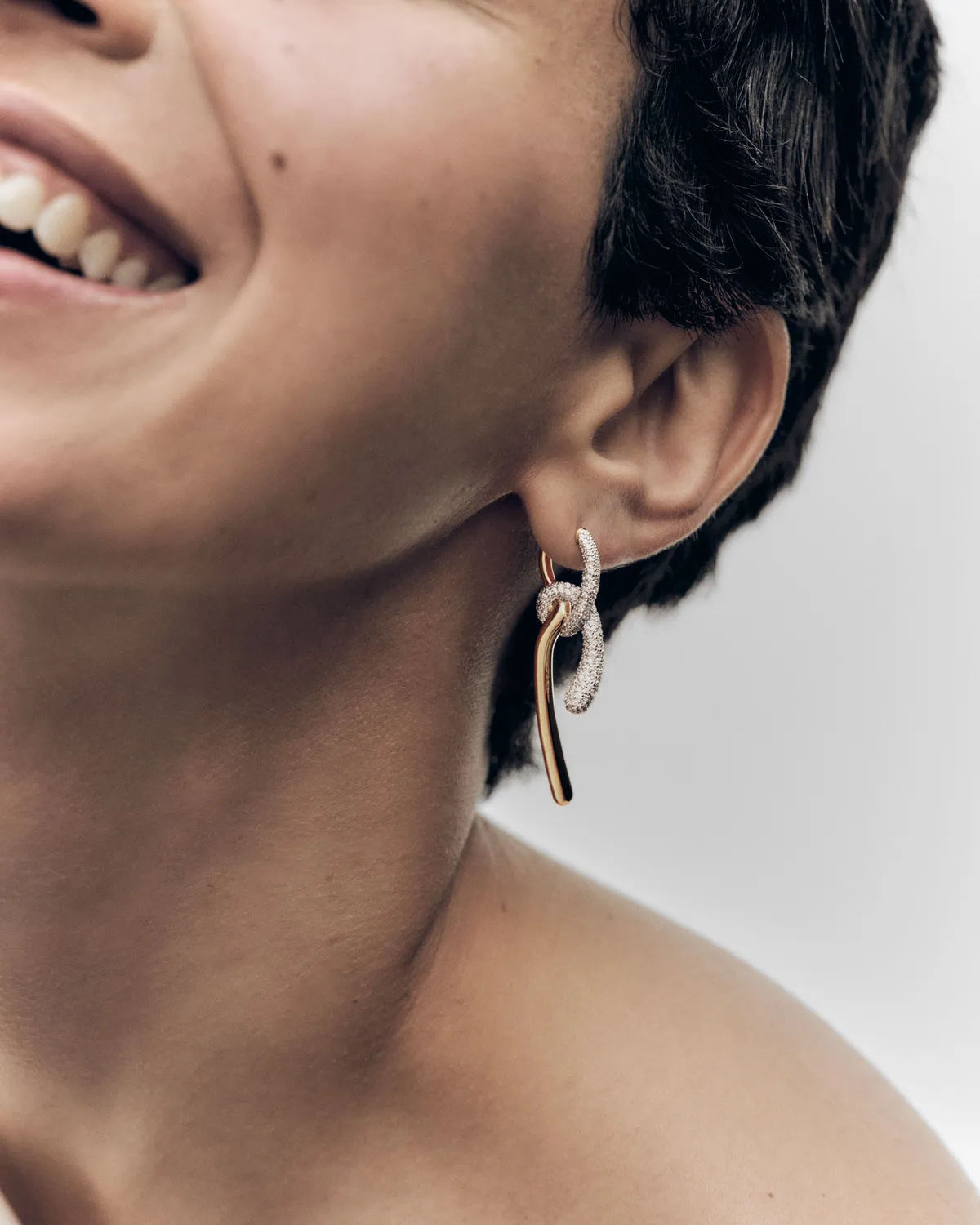 PDPAOLA Pavé Twist créoles longues zirconia blanc
