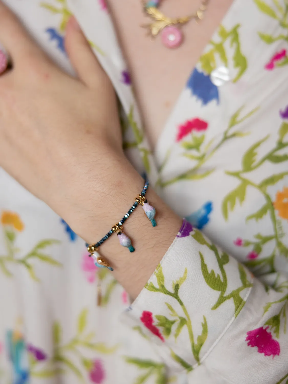 Nach Bijoux bracelet perles d'hématite et oiseaux porcelaine