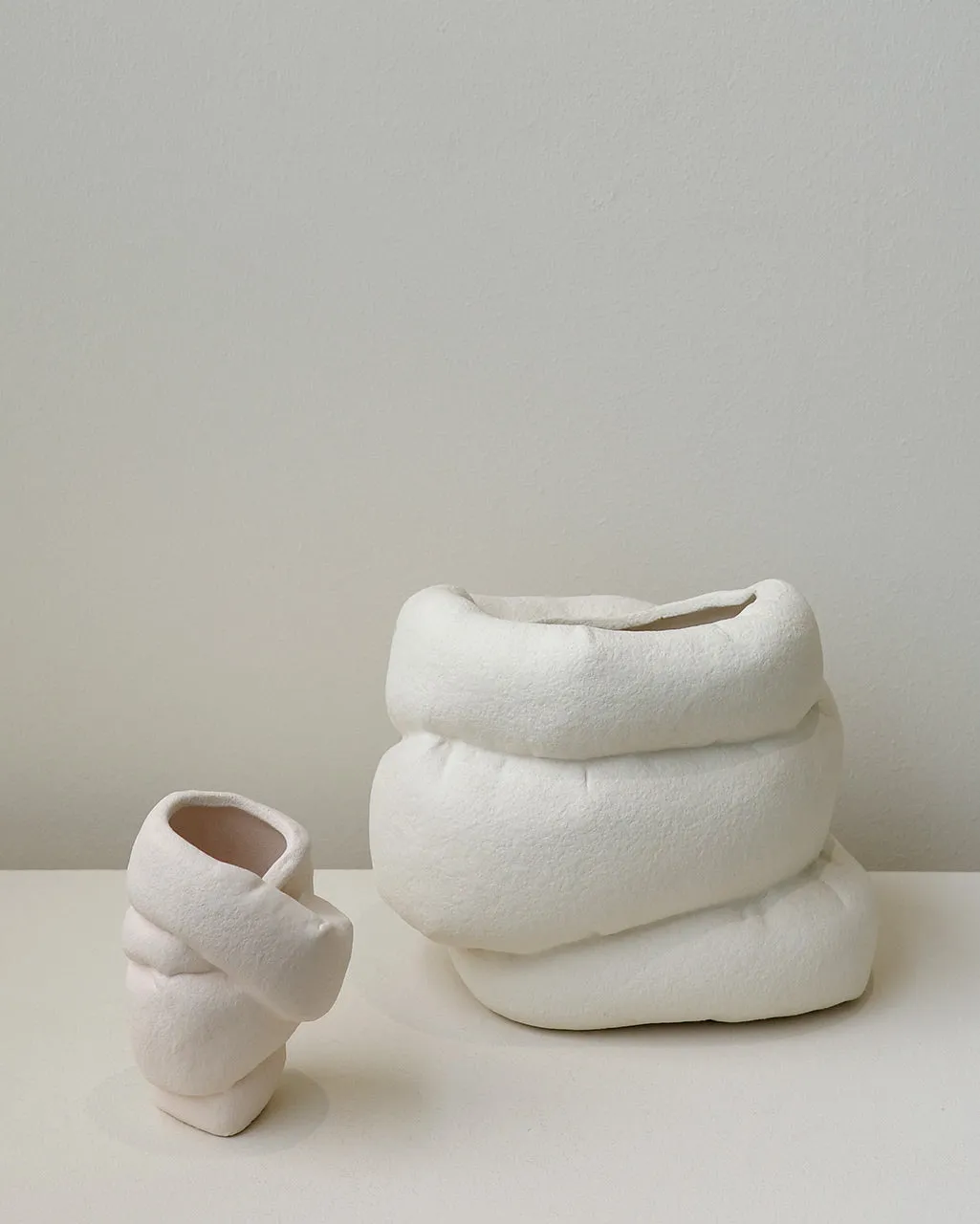 Completedworks Inflated Large Vessel vase beige texturé