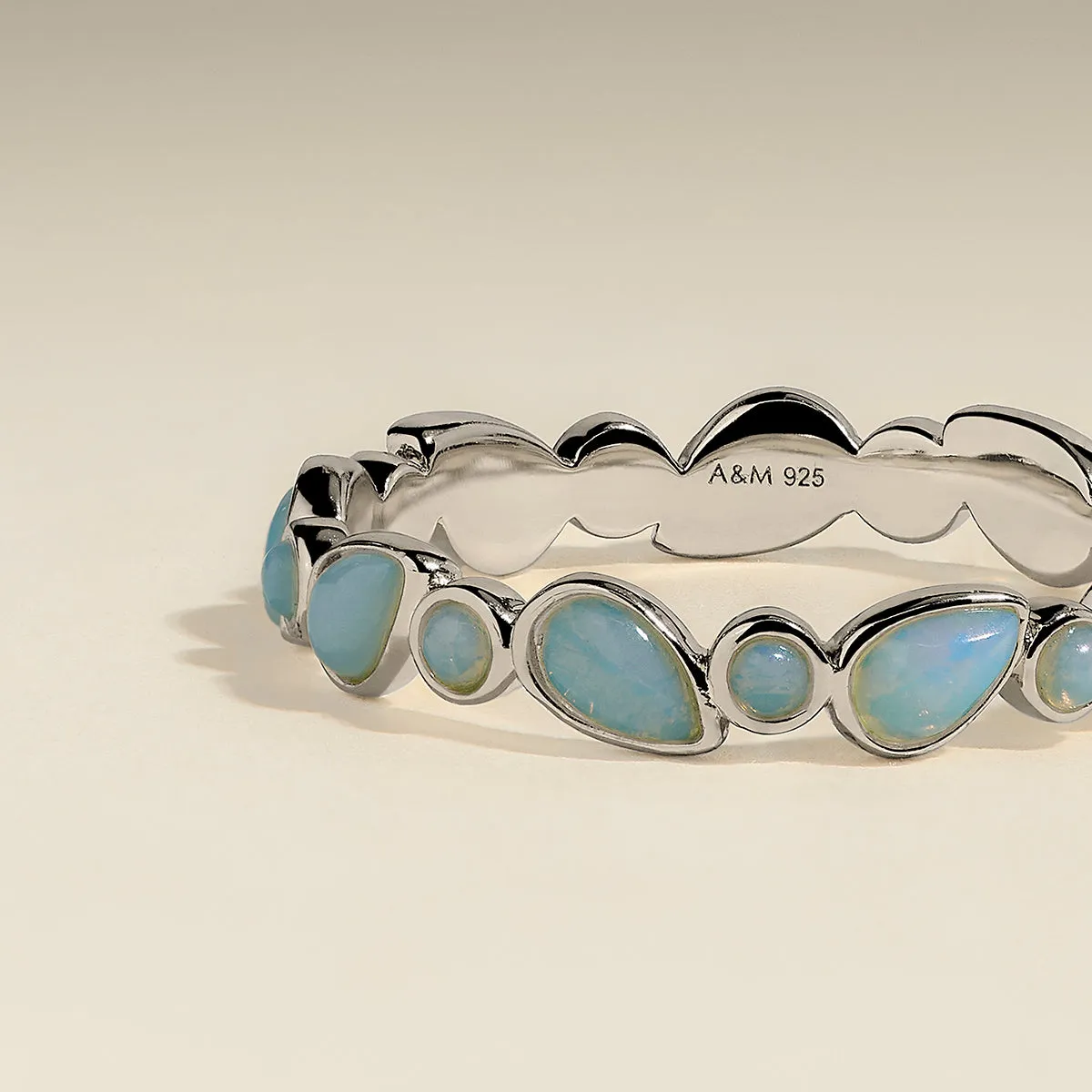 Astrid & Miyu Opal Bezel Band bague argent opales irisées
