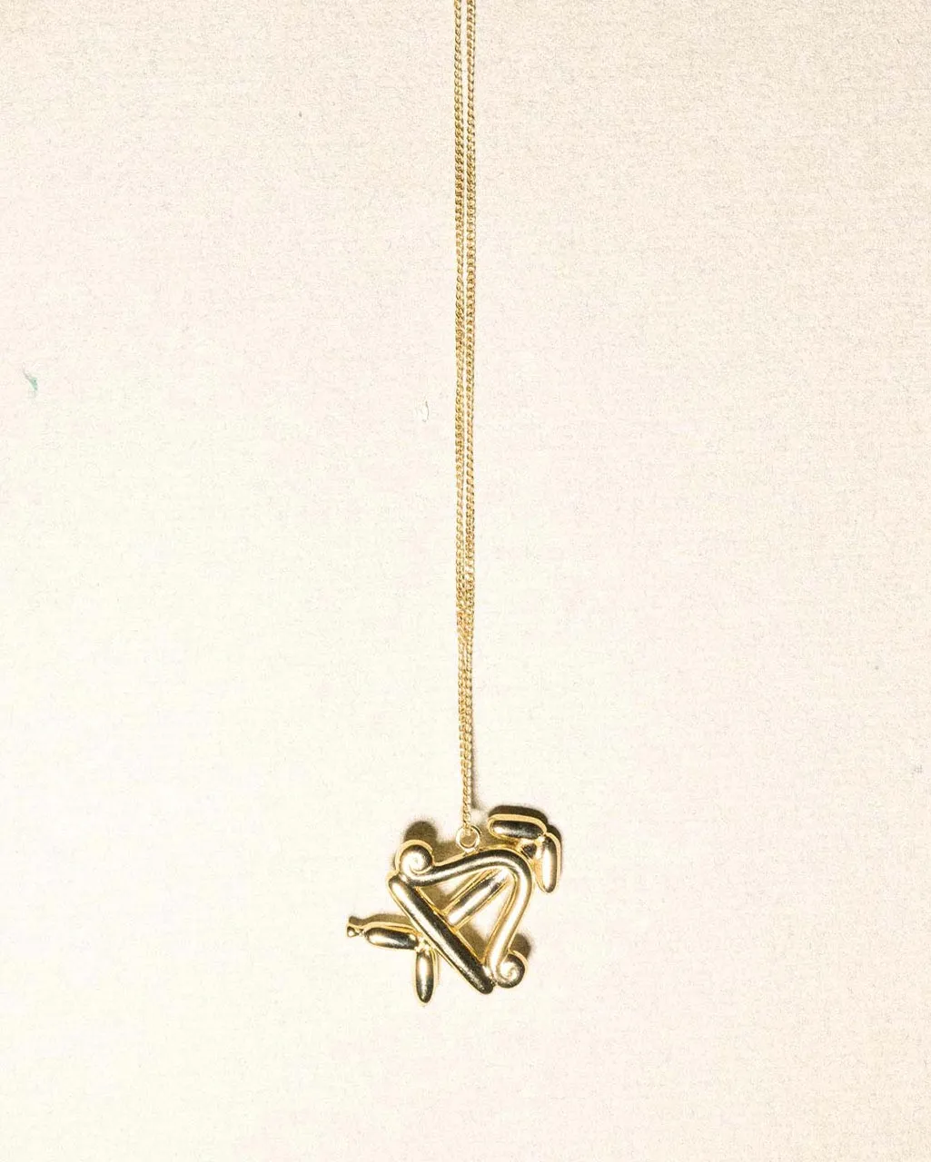 Completedworks Sagittarius collier pendentif ballon plaqué or