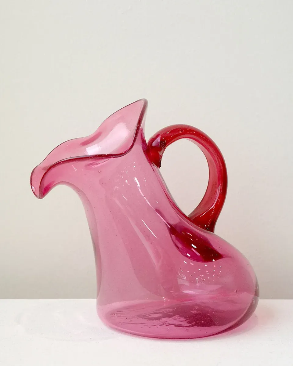 Completedworks Thaw carafe verre recyclé magenta grand modèle
