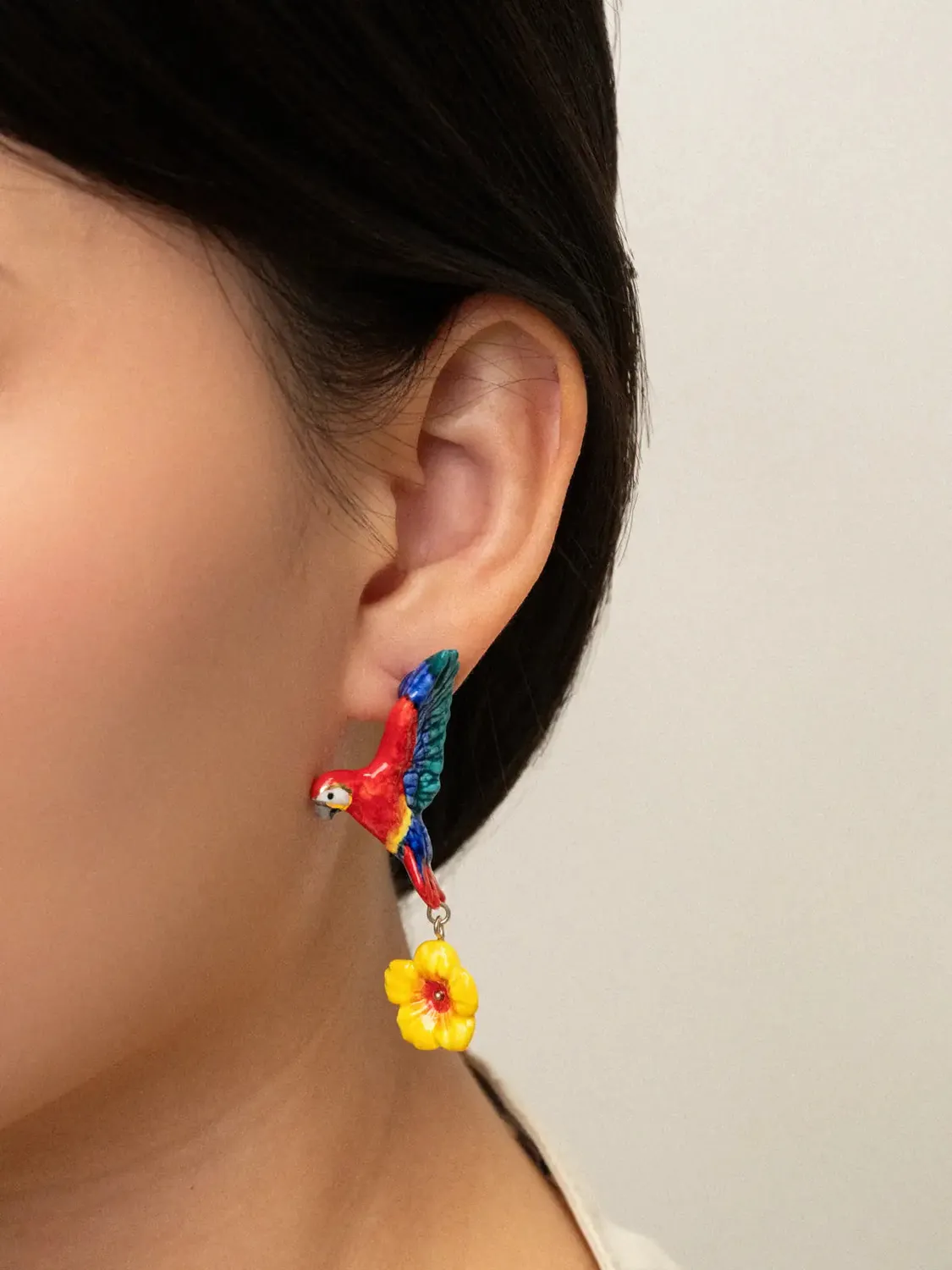 Nach Bijoux perroquet volant et hibiscus boucles d'oreilles pendantes tropicales