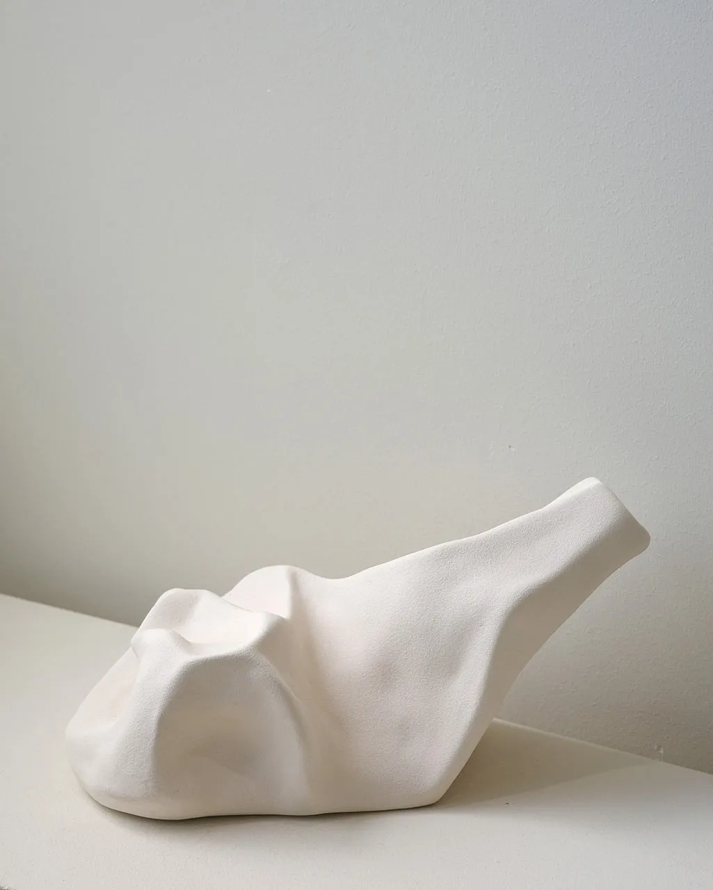 Completedworks Sleeping Goliath vase céramique beige