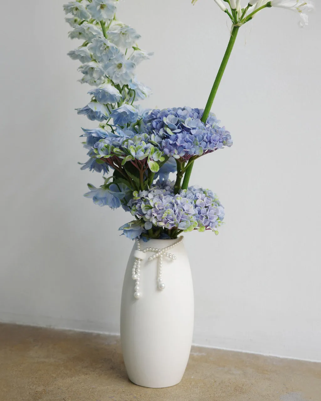Completedworks Where Time Thins petit vase céramique blanc mat