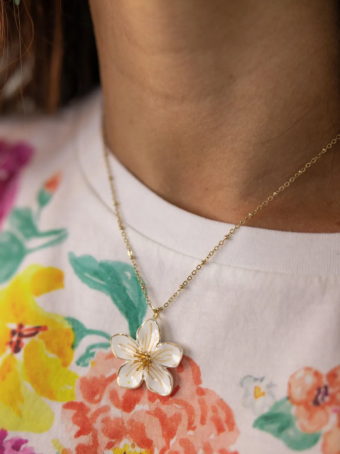 Nach Bijoux Collier fleur blanche porcelaine dorée